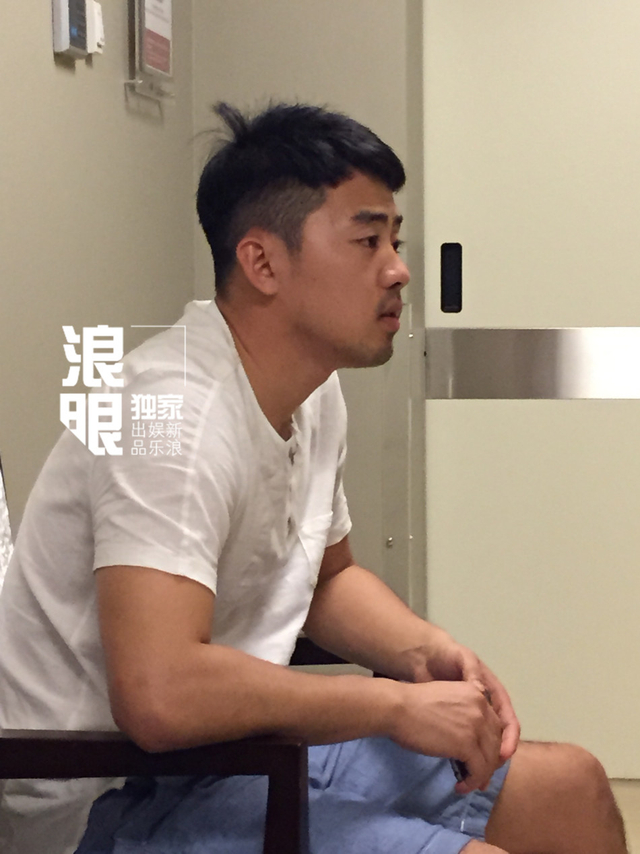 黄英老公曹帅在门外等待