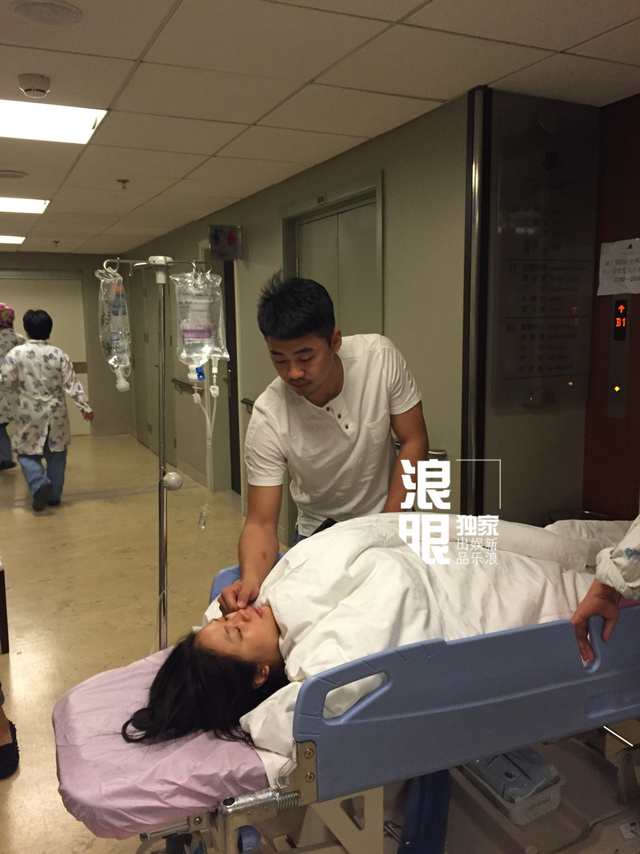 黄英顺利产子出产房