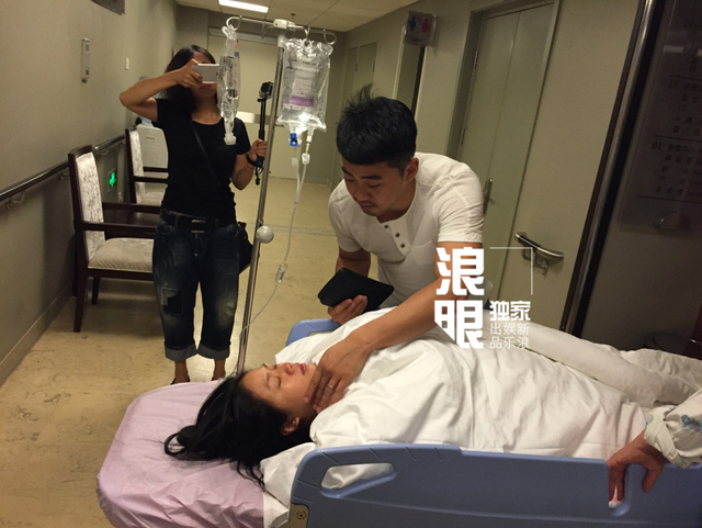黄英顺利产子后有些发烧，老公陪伴