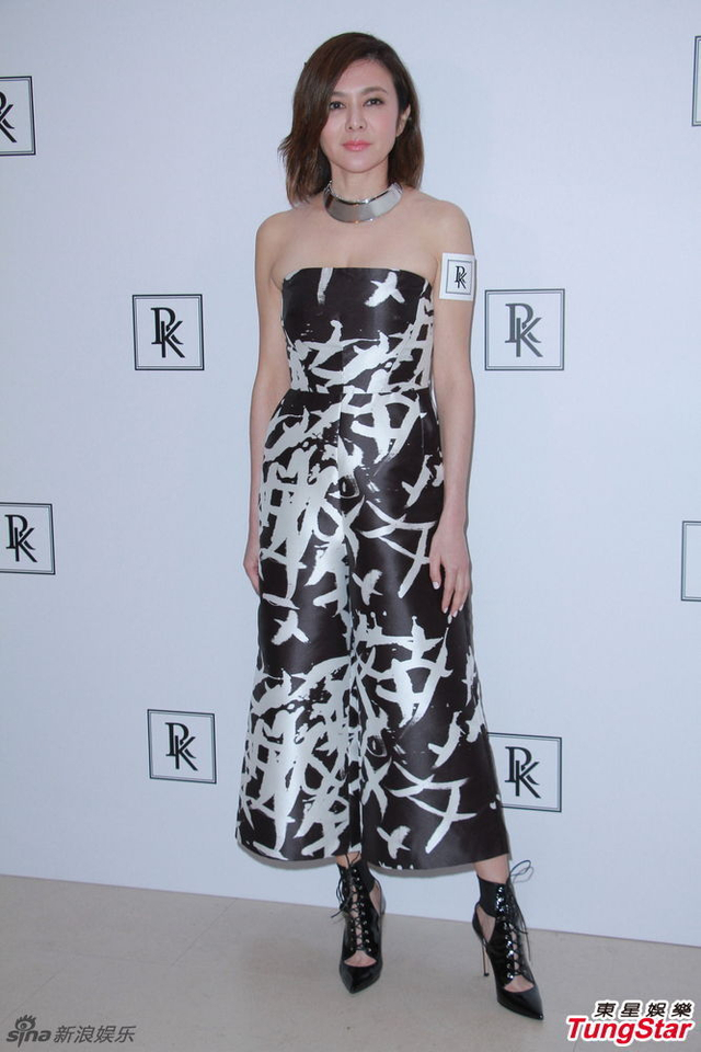 关之琳抹胸裙气色佳
