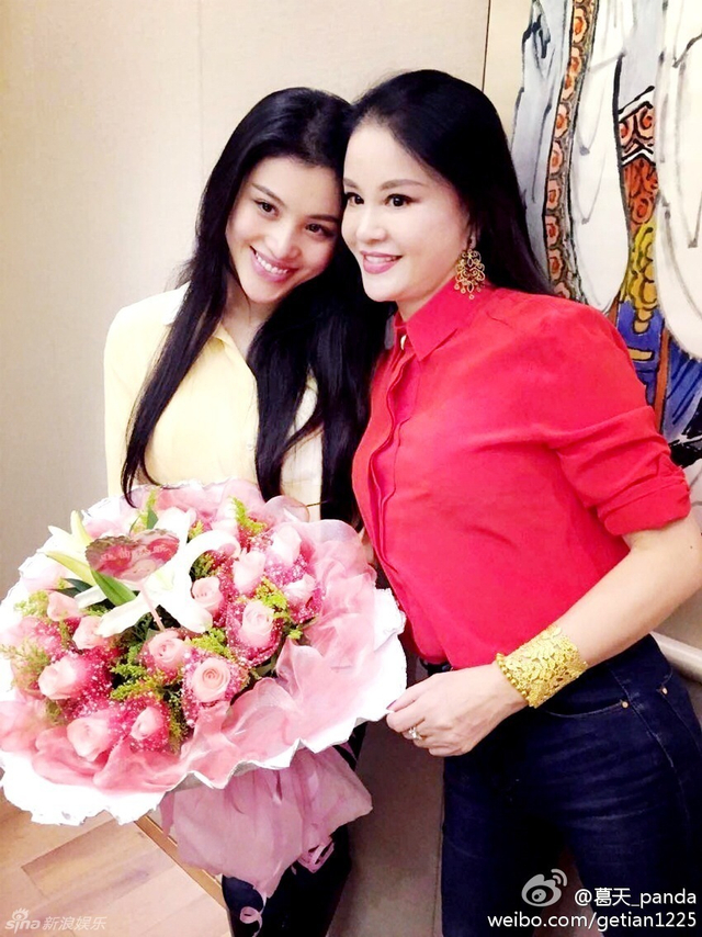 葛天和美女妈妈合影