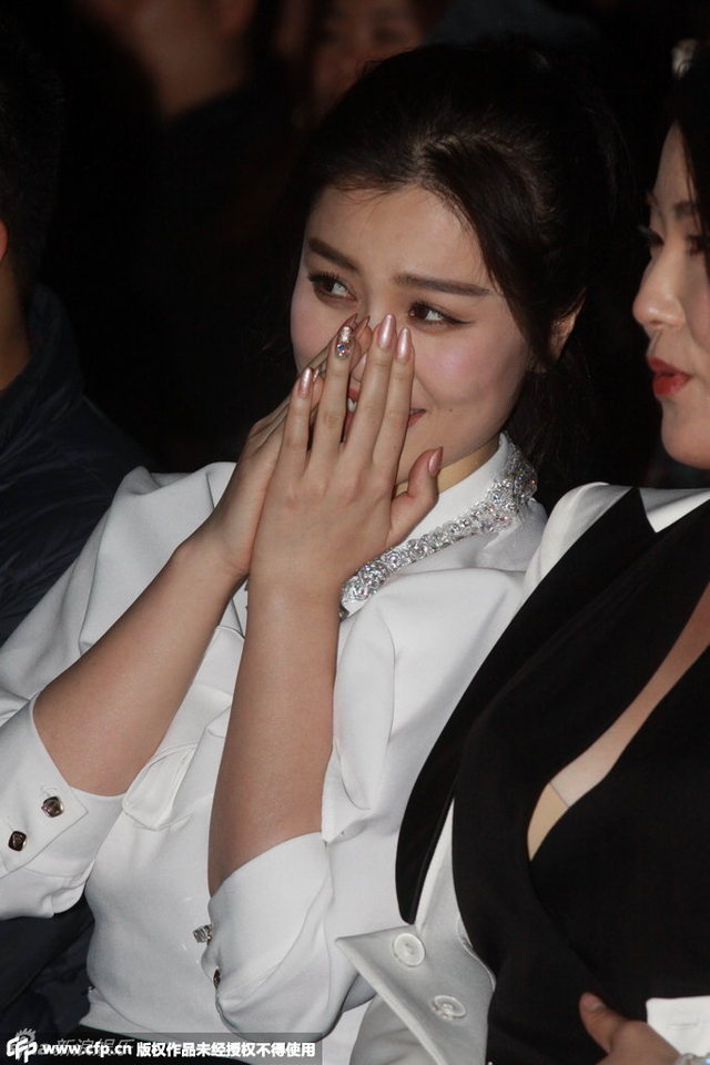 葛天记者会上捂嘴甜笑