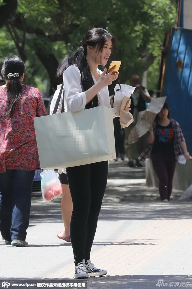 葛天讲电话造型邋遢