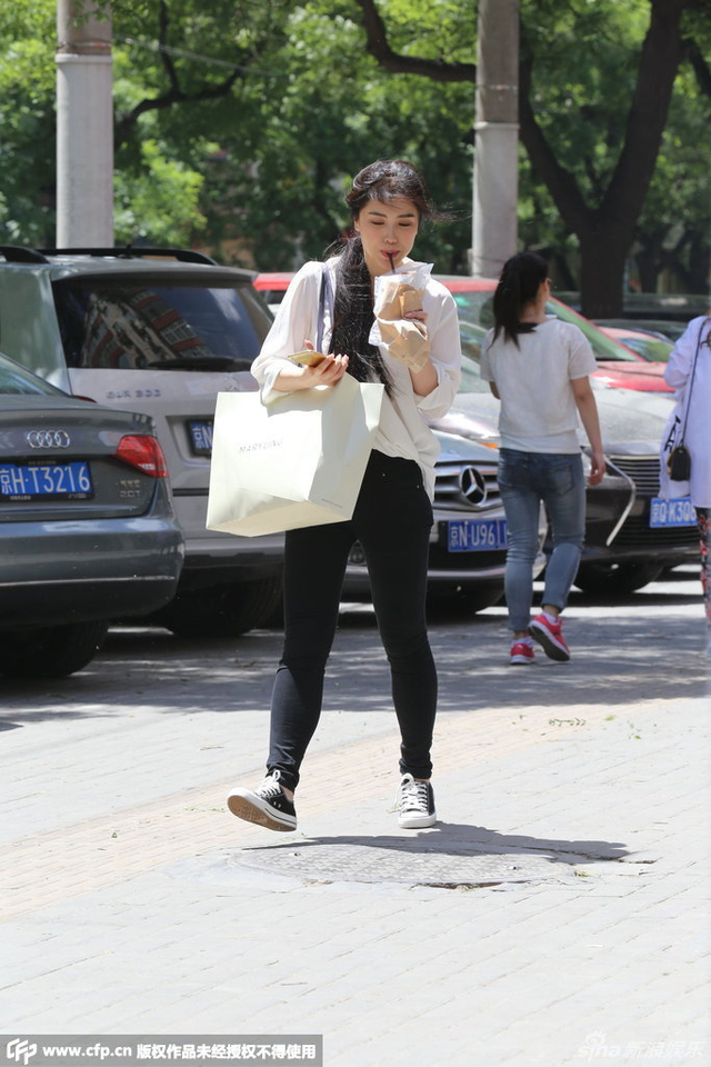 葛天出街头发凌乱 边走边吃毫无星相