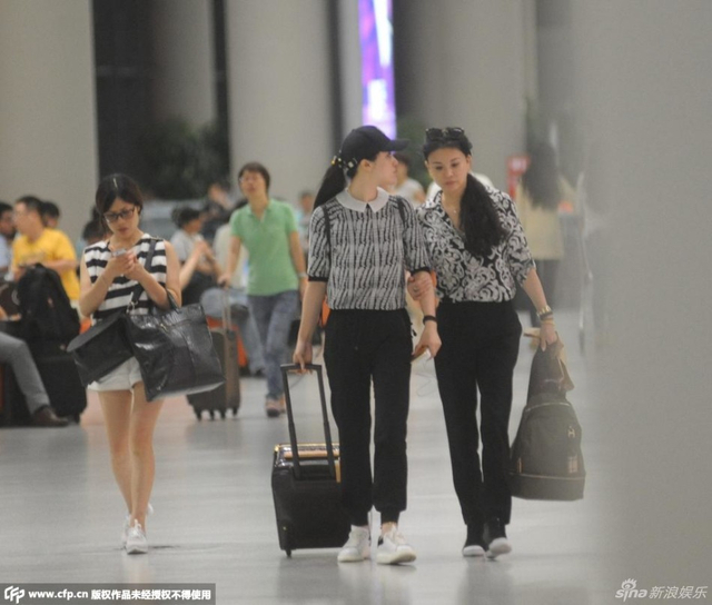 葛天与母亲同行回京