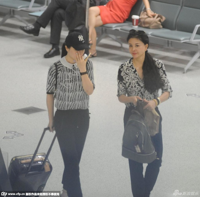 葛天与母亲同行回京