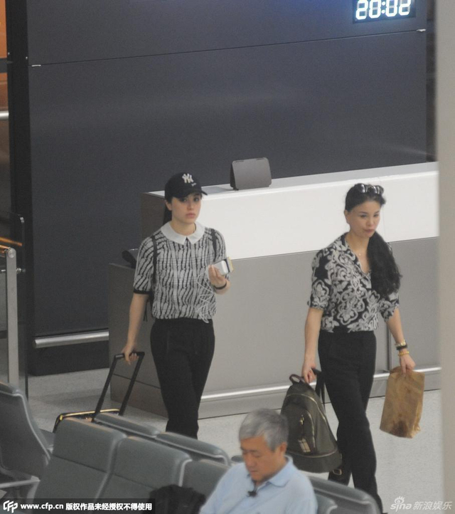 葛天离婚后首露面