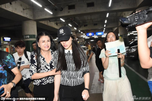 葛天被媒体包围