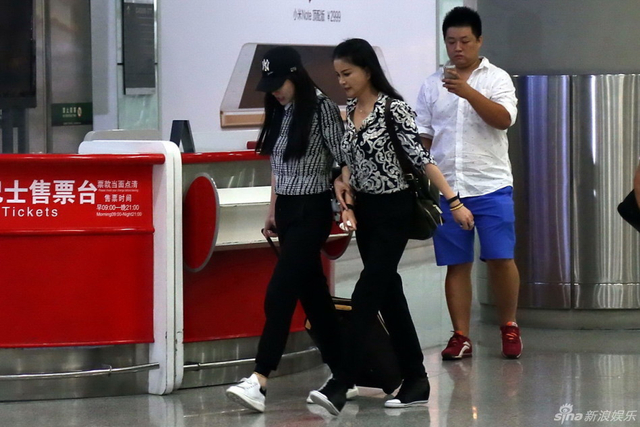 葛天与母亲同行回京