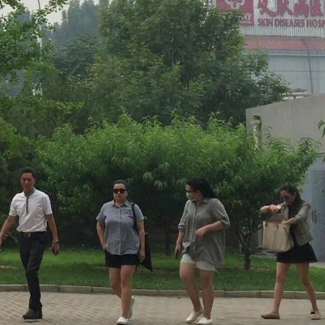 左二起:侯某某、张铁林女儿张某以及訾某