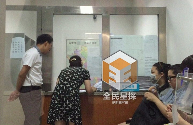 众人步入立案室落座
