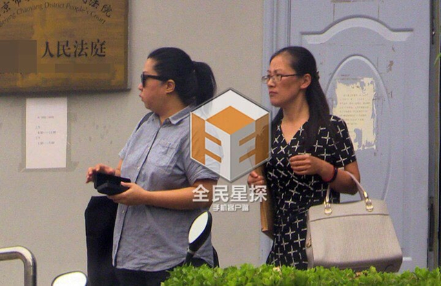 众人走出法院