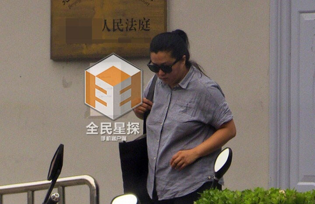 走出法院