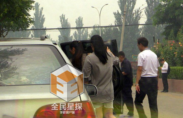 众人上车离开