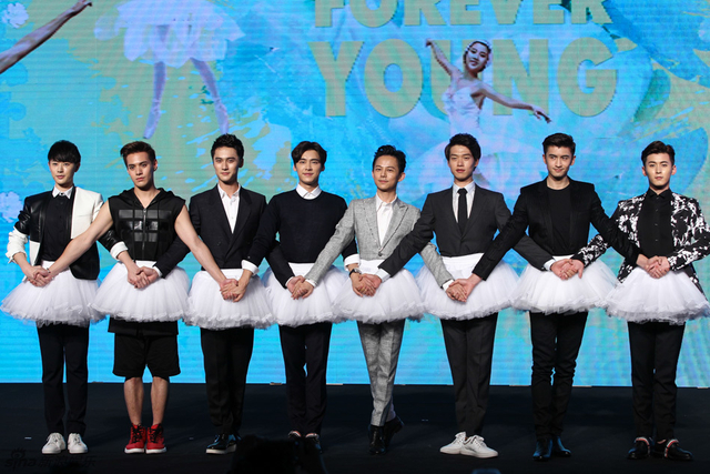 导演何炅携演员现场跳起芭蕾舞