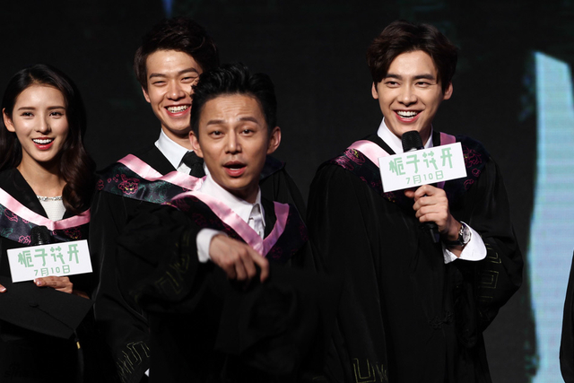 何炅、李易峰现场扔学士帽
