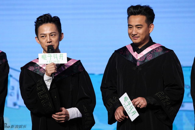 何炅与黄磊一同登台