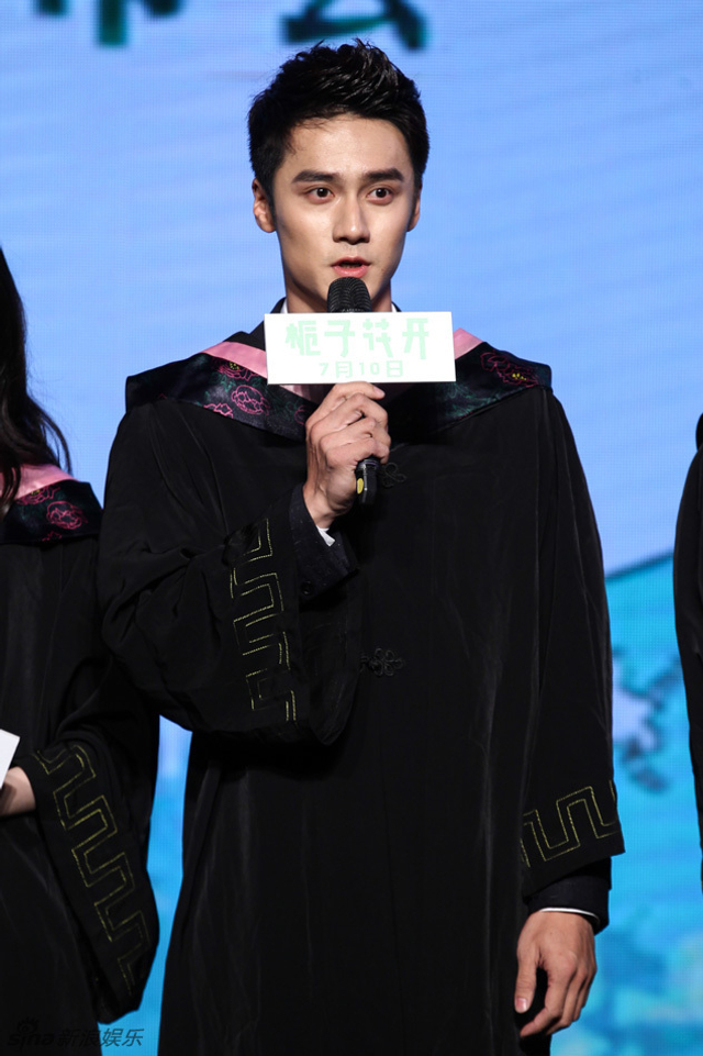 蒋劲夫学士服造型