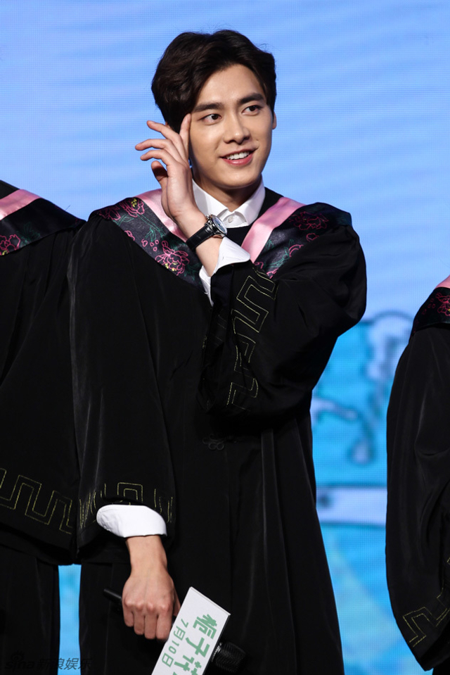 李易峰身穿学士服