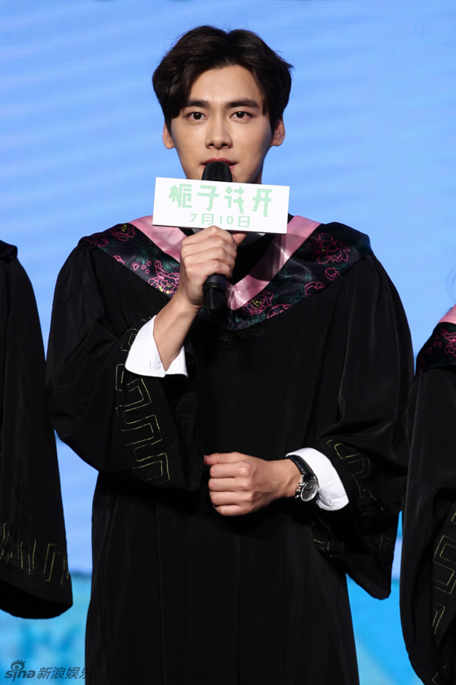 李易峰学士服造型