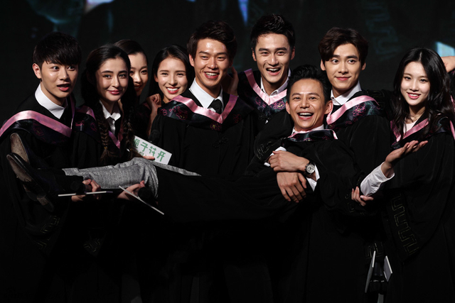 演员将导演何炅抱起