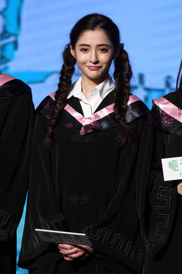 演员李心艾登台