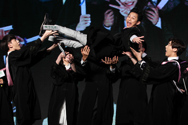 演员们将导演何炅抛起