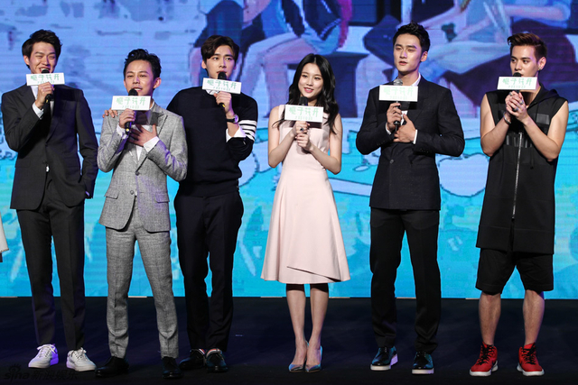 主创一起演唱主题曲