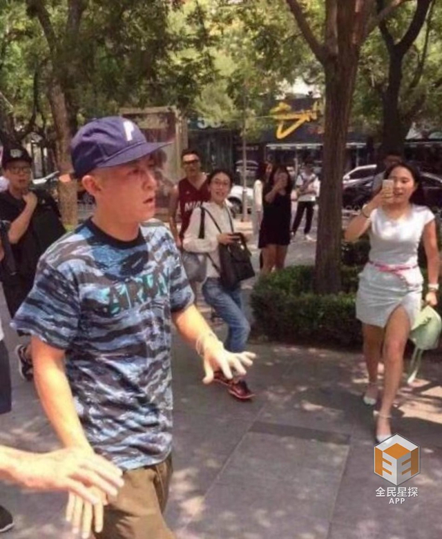 陈冠希潮装现身心情好