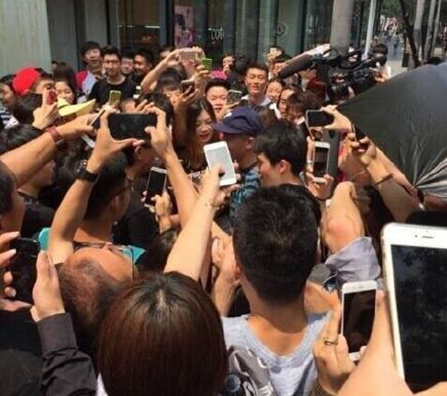 粉丝簇拥狂拍照