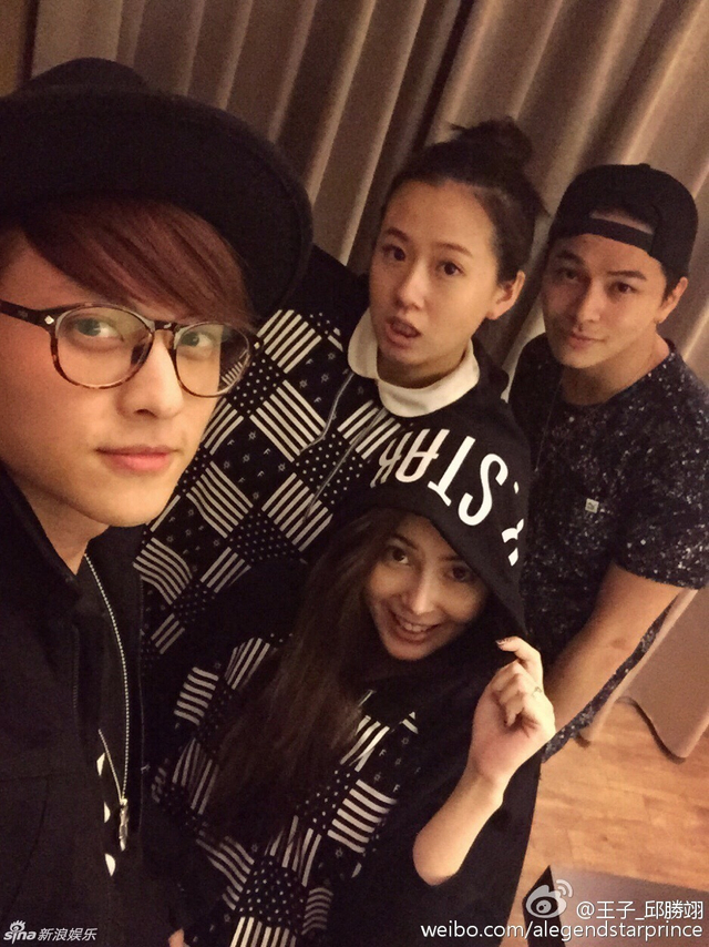 昆凌与好友合影