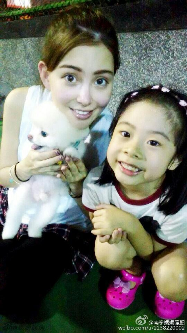 昆凌与小女孩合影