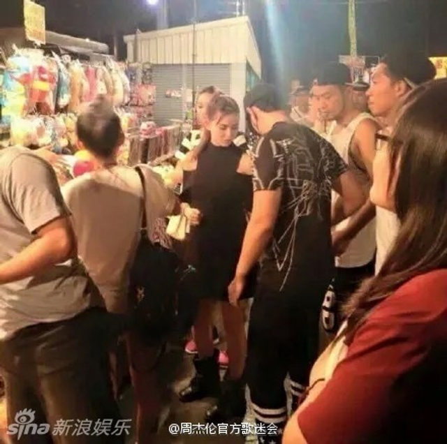 周杰伦昆凌逛夜市