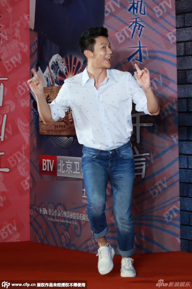 太拼!李晨扭秧歌成表情帝