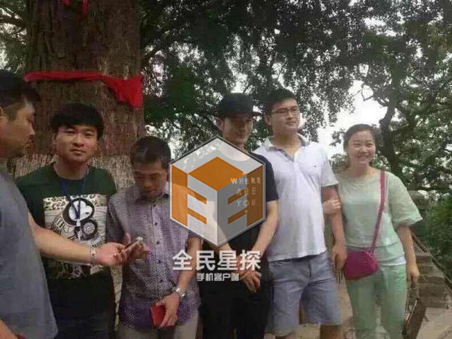 黄晓明树下与游客合影