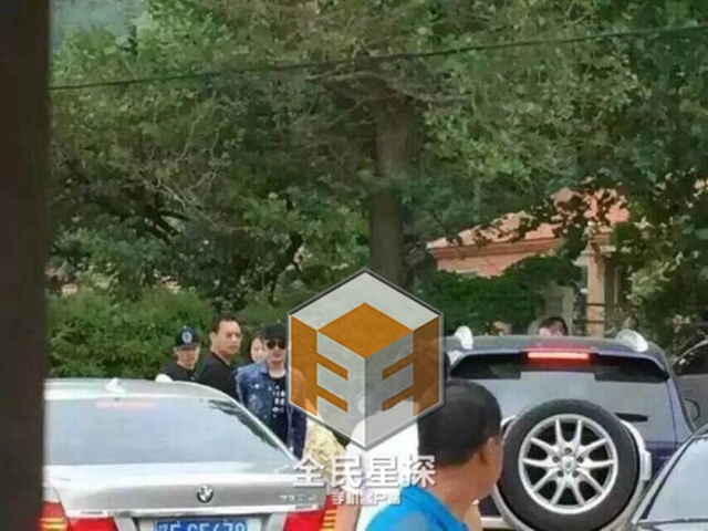 黄晓明下车 黑超遮面