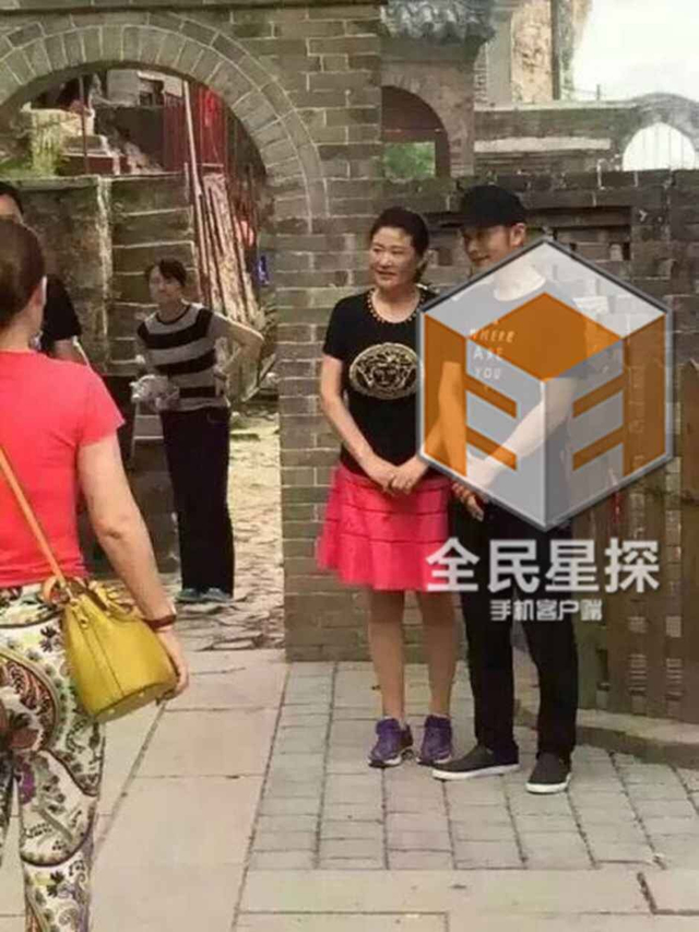 黄晓明摘下墨镜后再与人合影