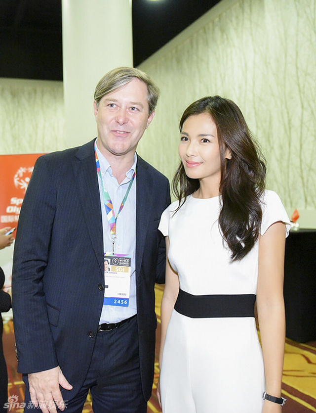 刘涛频繁与国际友人互动