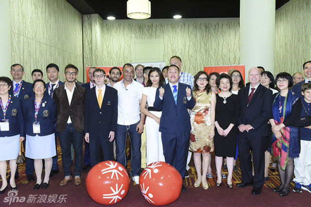 刘涛与主要与会人员合影