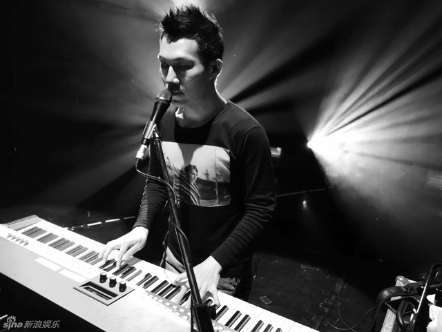 郑伟柏/策划,对话 林怡妘/文,图,视频 新浪娱乐讯 苏打绿[微博]鼓手