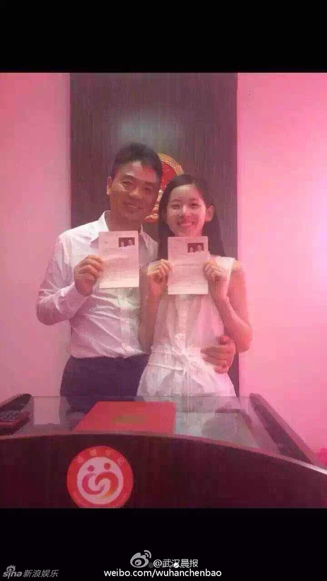 刘强东和章泽天甜笑