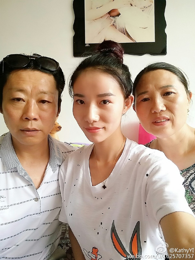 被弃女子与养父养母