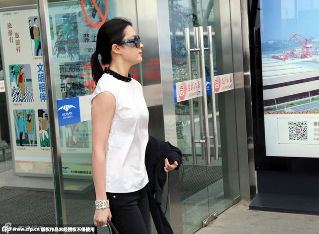 刘亦菲公开恋情后首现身