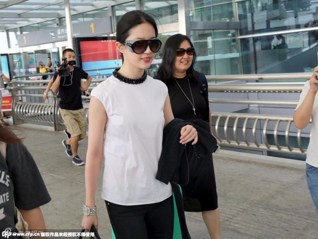 刘亦菲公开恋情后首现身