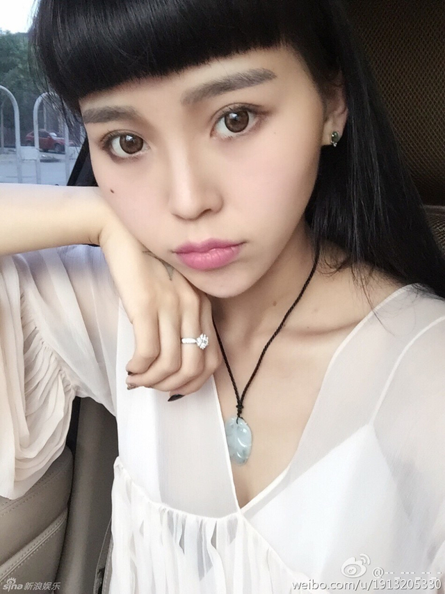 王迅90后娇妻撞脸唐嫣