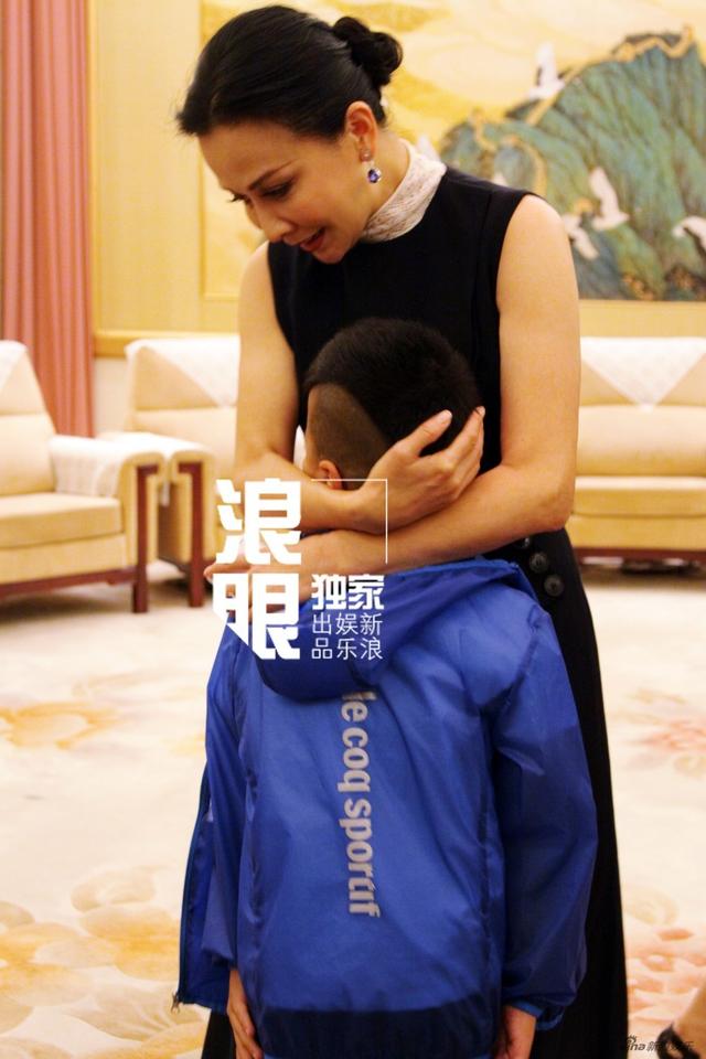 刘嘉玲强吻康康