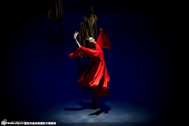 金星穿红袍翻腾跳跃 展不凡舞蹈功力