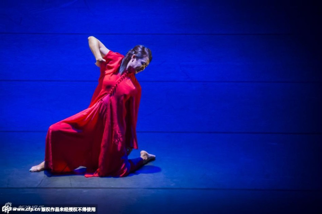 金星穿红袍翻腾跳跃 展不凡舞蹈功力