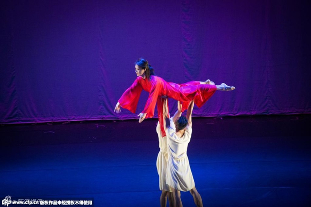 金星穿红袍翻腾跳跃 展不凡舞蹈功力