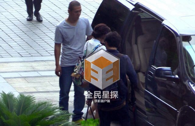 陈妍希上车离开